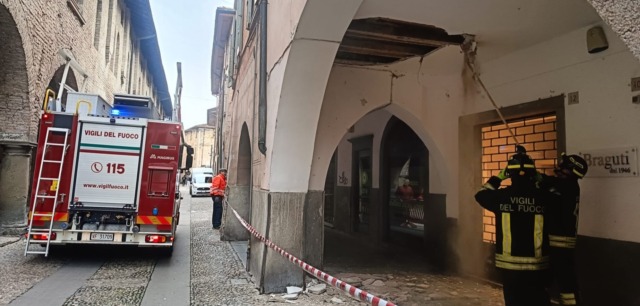 Crollo nei porticati storici di Romano: attimi di paura nel centro cittadino