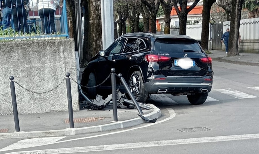 Inseguimento a Romano: due minorenni in fuga si schiantano su un’auto rubata