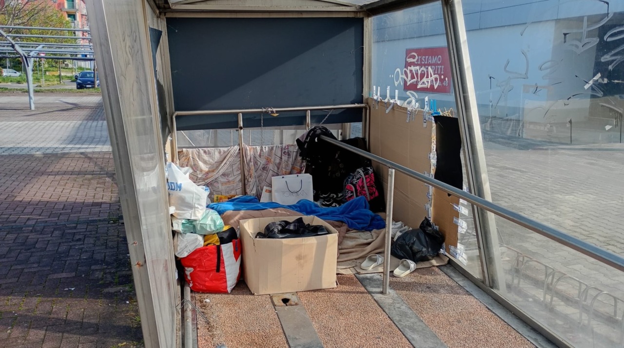 Accampato sotto il tetto dei carrelli: a Romano cresce l’emergenza invisibile dei senza dimora