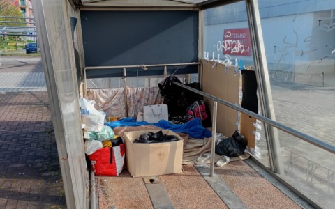 Accampato sotto il tetto dei carrelli: a Romano cresce l’emergenza invisibile dei senza dimora