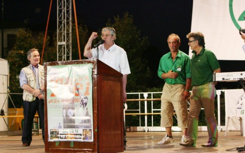 Bossi e quel bagno di folla a Treviglio: le foto, gli autografi e “i Mille ingannati dai Savoia”