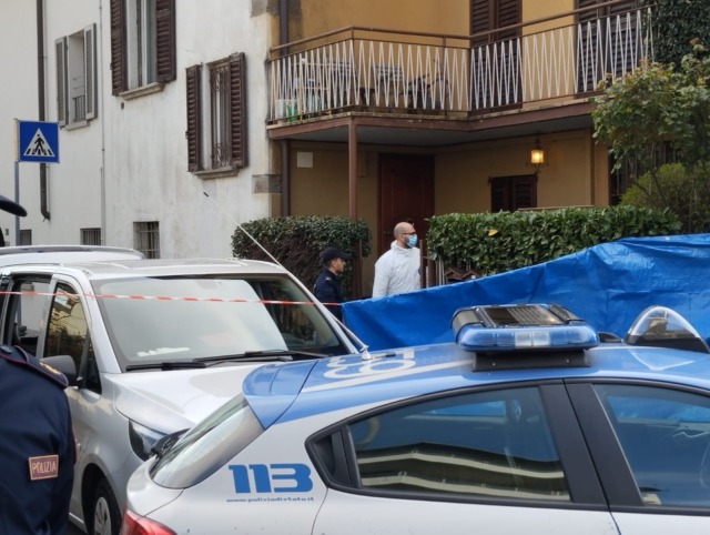 Uccide la moglie di 42 anni a coltellate poi prova a togliersi la vita, arrestato un 49enne a Bergamo
