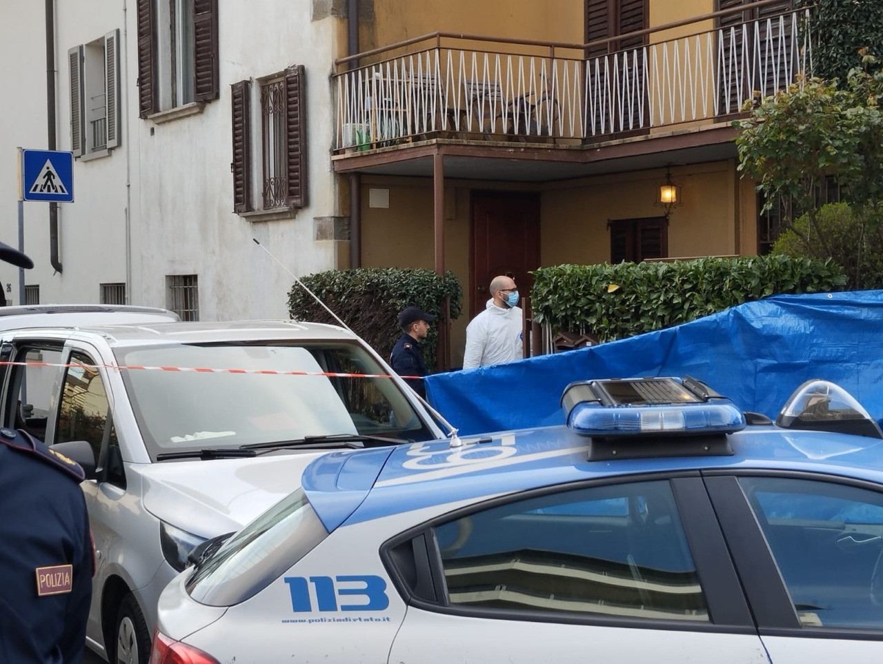 Uccide la moglie di 42 anni a coltellate poi prova a togliersi la vita, arrestato un 49enne a Bergamo