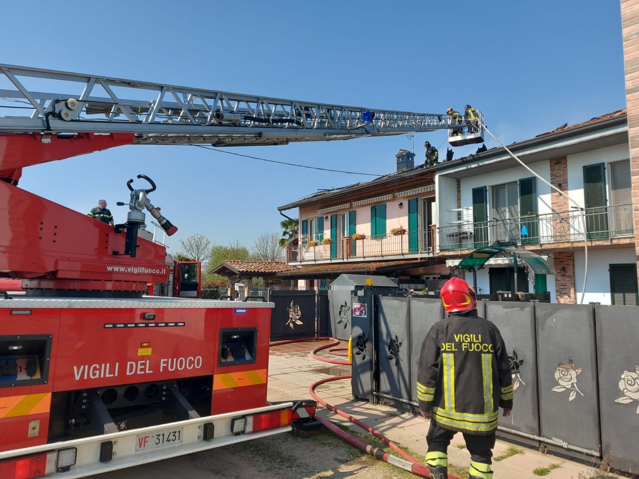Incendio alle Battaglie, in fiamme il tetto di un caseggiato