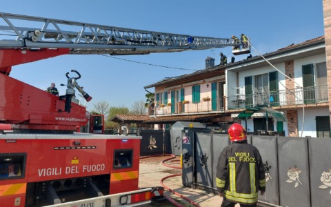 Incendio alle Battaglie, in fiamme il tetto di un caseggiato