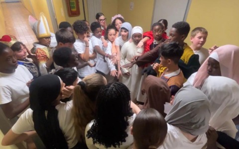 Oltre le religioni, gli studenti dell’IC Verdellino portano sul palco il messaggio di pace di San Francesco