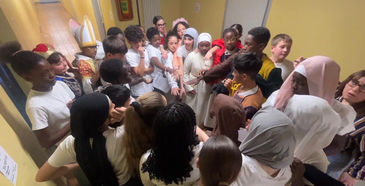 Oltre le religioni, gli studenti dell’IC Verdellino portano sul palco il messaggio di pace di San Francesco