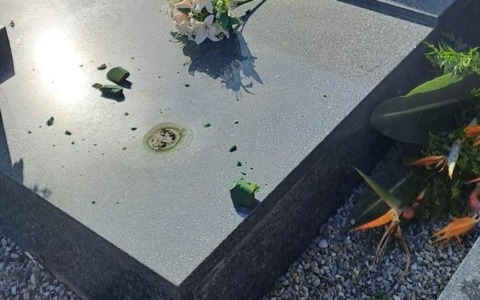 Vasi di bronzo strappati dalle lapidi, terzo assalto in due mesi al cimitero