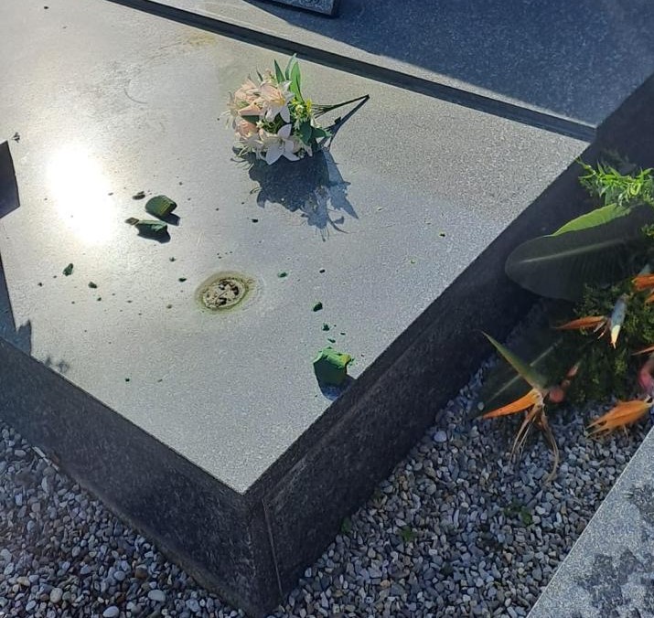 Vasi di bronzo strappati dalle lapidi, terzo assalto in due mesi al cimitero