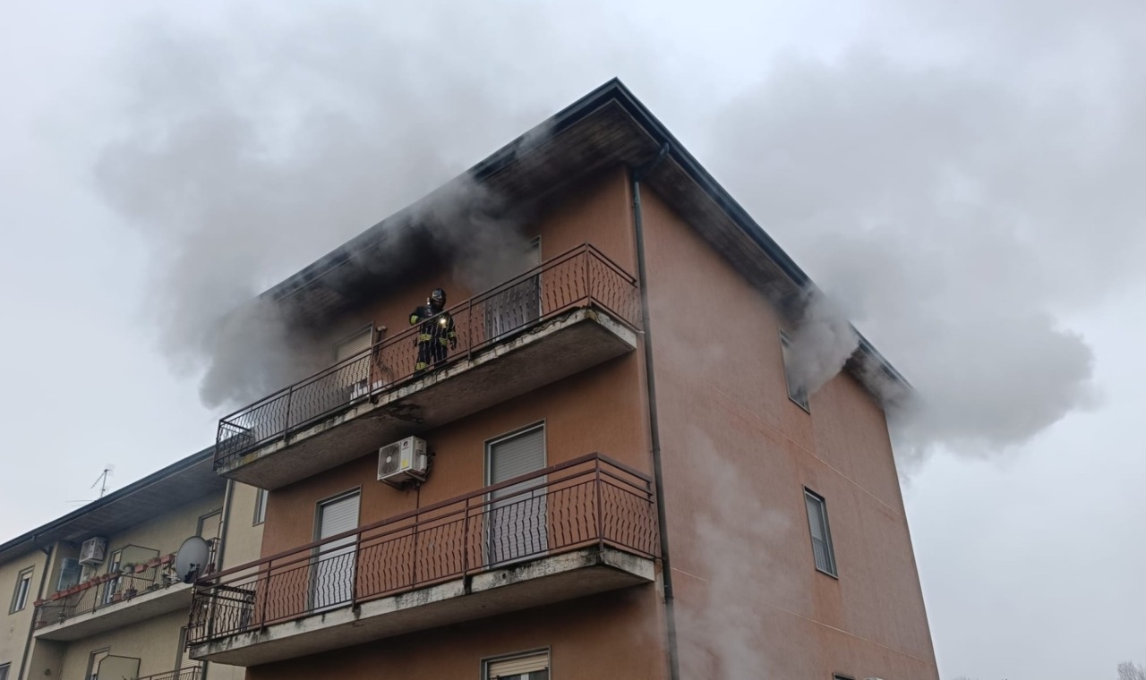 Fiamme all’alba in Via Damiano Muoni: paura in condominio a Romano