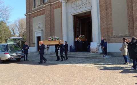 “Il nostro cuore grida giustizia”: folla ai funerali di genero e suocera morti nell’incidente di Caravaggio