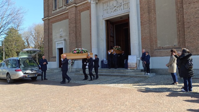 “Il nostro cuore grida giustizia”: folla ai funerali di genero e suocera morti nell’incidente di Caravaggio