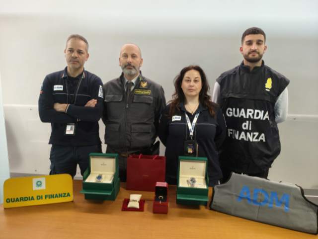 Orio al Serio, hostess fermata con 42mila euro di gioielli di contrabbando provenienti da Dubai