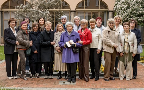Abbracci e commozione al Collegio degli Angeli di Treviglio per il ritrovo delle ex compagne.