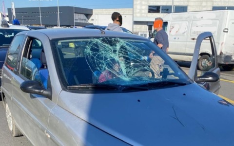 Ubriaca, investe due 17enni sulle strisce e fugge: arrestata