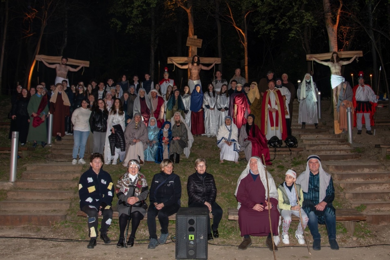 Via Crucis itinerante, a Cologno fede in cammino tra i “monti” della vita