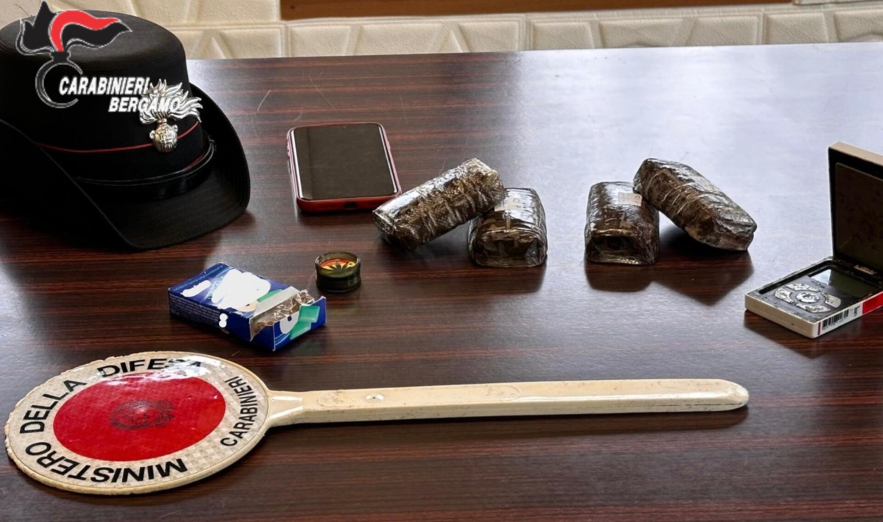 Spaccia a scuola, 18enne arrestato: in garage teneva oltre 400 grammi di droga