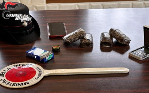 Spaccia a scuola, 18enne arrestato: in garage teneva oltre 400 grammi di droga