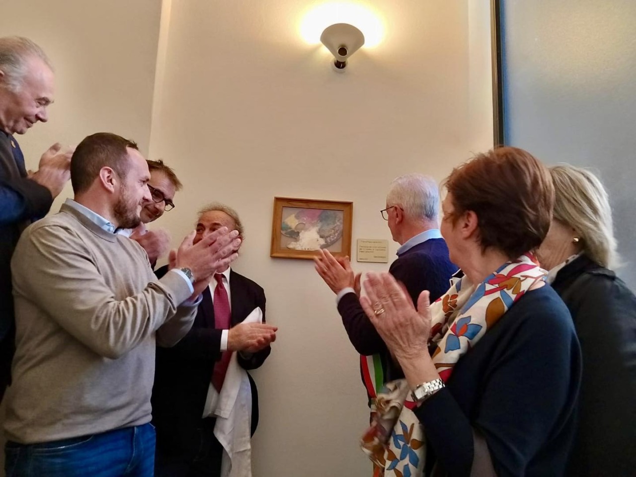 Romano celebra Saulo Ambrosini: la tavolozza del Papa entra nella storia artistica della città