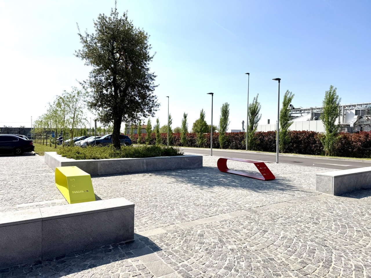 Le panchine gialla e rossa: un messaggio forte di rispetto e comunità