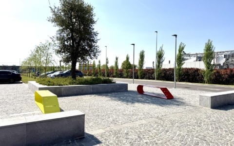 Le panchine gialla e rossa: un messaggio forte di rispetto e comunità