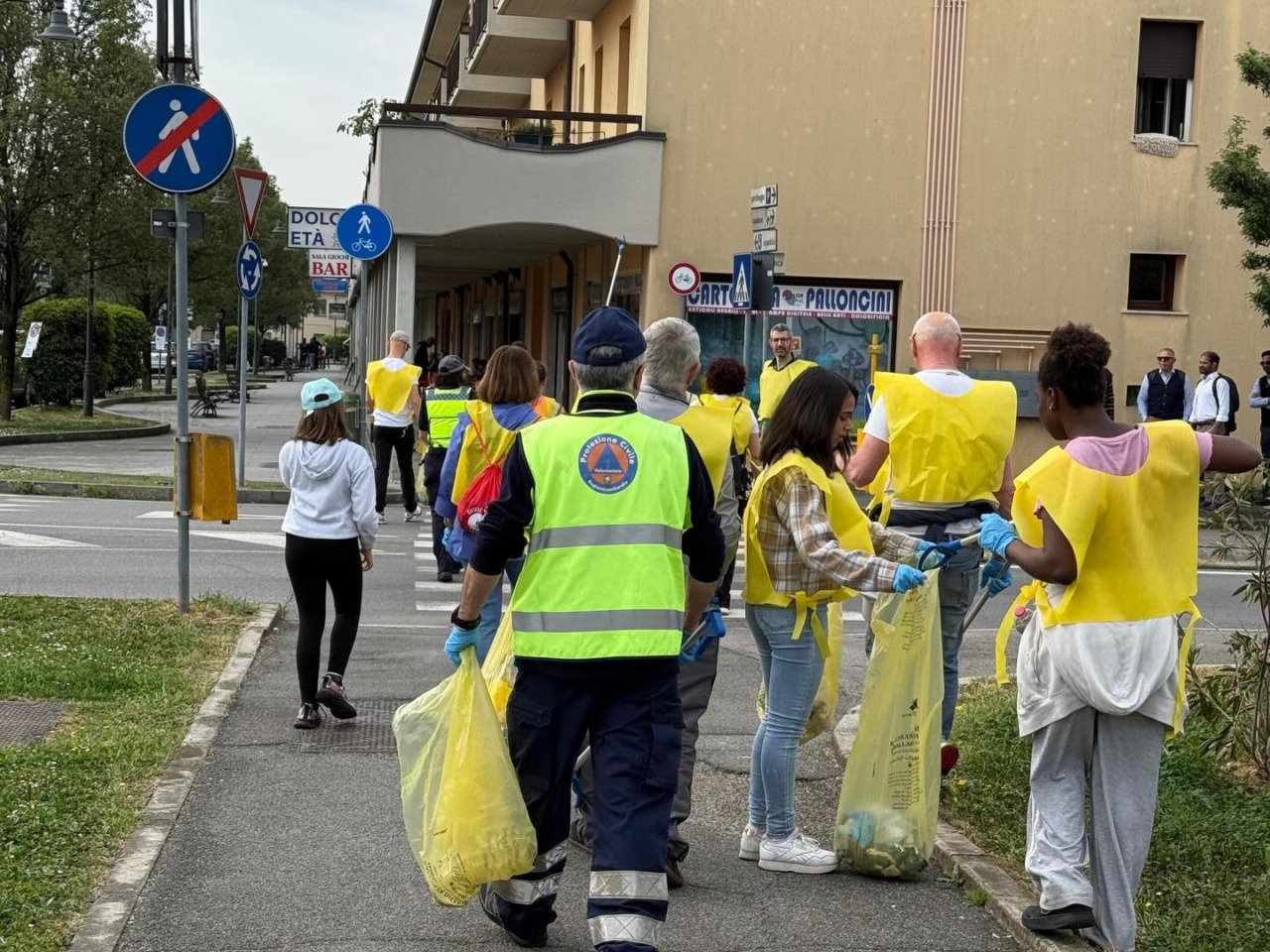 Calcinate si mobilita per l’ambiente: grande partecipazione alla Giornata del Verde Pulito