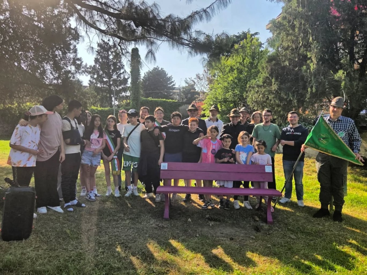 Una “Panchina viola” al parco Brolo per ricordarci di “costruire gentilezza”