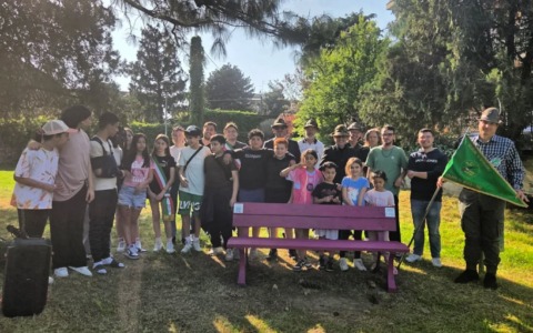 Una “Panchina viola” al parco Brolo per ricordarci di “costruire gentilezza”