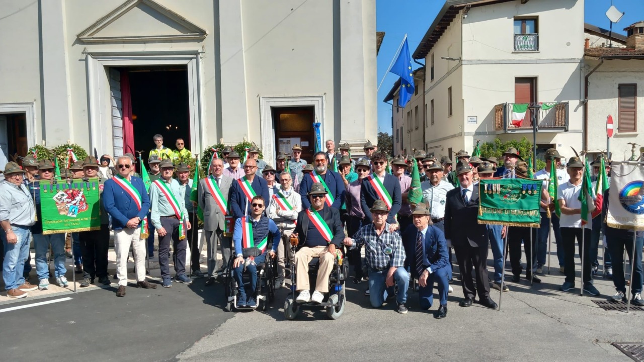 Barbata celebra gli Alpini: inaugurato il monumento tra memoria e partecipazione