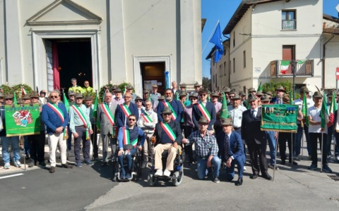 Barbata celebra gli Alpini: inaugurato il monumento tra memoria e partecipazione