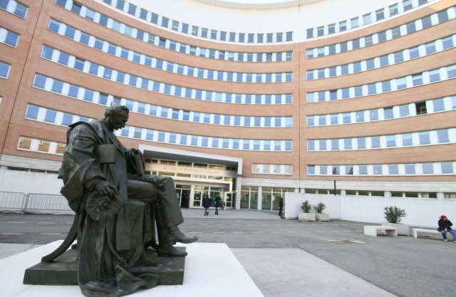 Sarà collocato in comunità il 13enne che ha accoltellato la prof