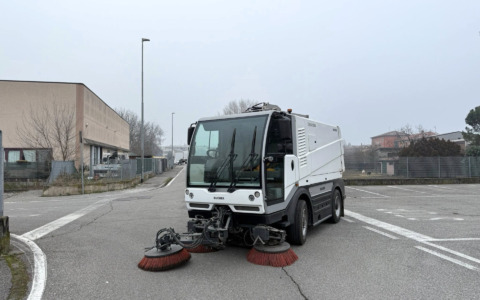 La motospazzatrice noleggiata dall’Amministrazione accende la polemica politica