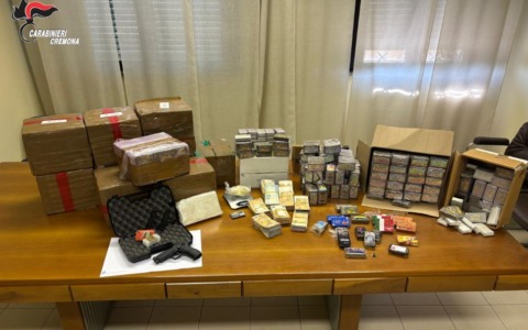 In casa nascondeva pistola e munizioni insieme a 82mila euro e 190 chili di droga: arrestato un 20enne