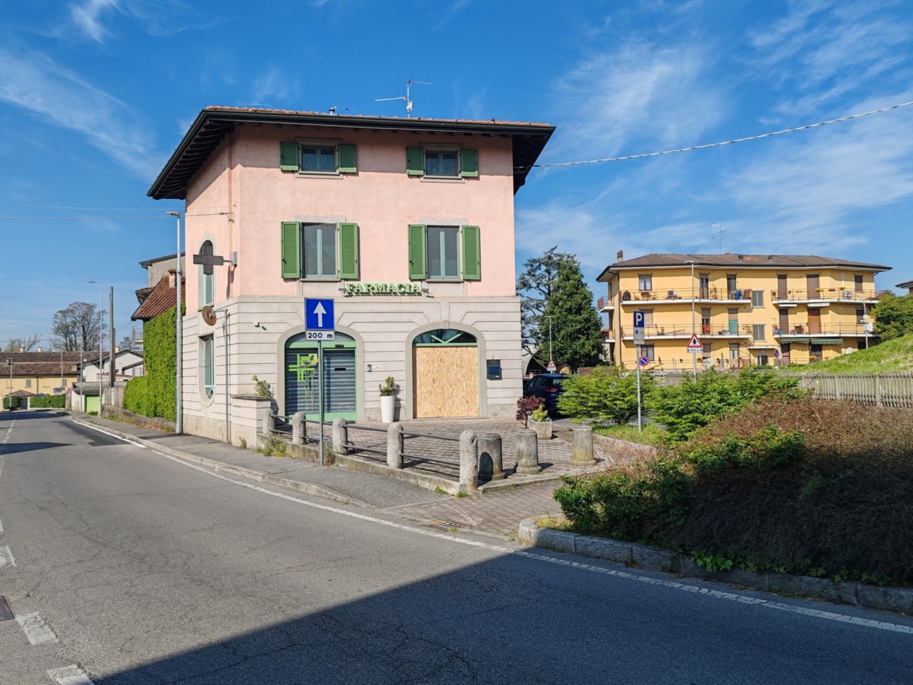 Spaccata in farmacia: bottino magro per i malviventi, danni ingenti ai locali