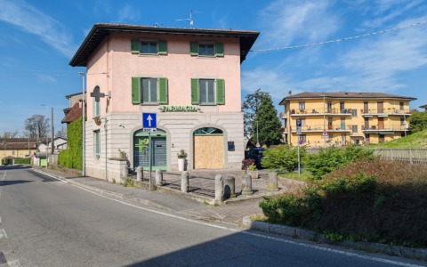 Spaccata in farmacia: bottino magro per i malviventi, danni ingenti ai locali