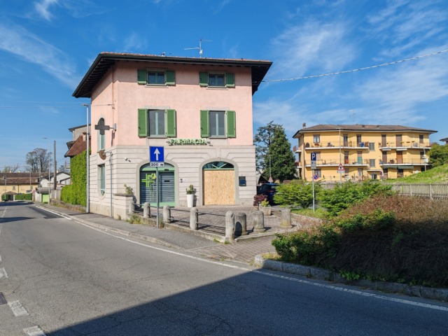 Spaccata in farmacia: bottino magro per i malviventi, danni ingenti ai locali