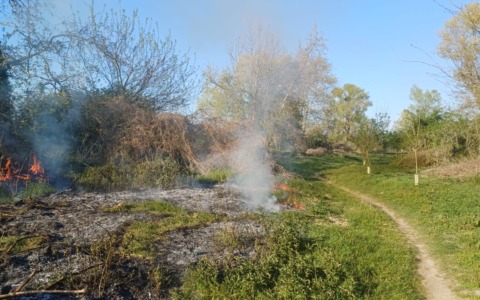 Fiamme sul Serio, ciclista lancia l’allarme ed evita il peggio