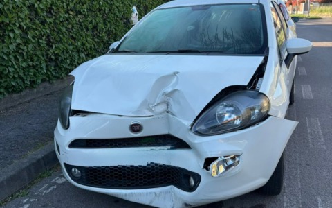 Si schianta contro le fioriere comunali e fugge, rintracciato grazie alla videosorveglianza