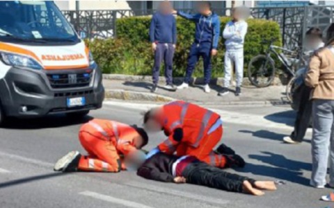 Monopattino fuori controllo, 29enne finisce sull’asfalto e perde i sensi