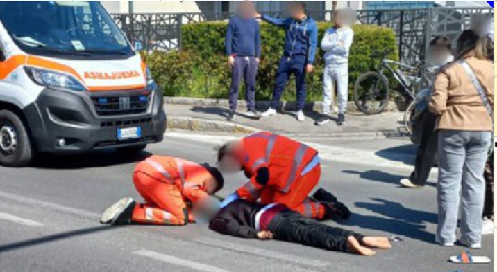 Monopattino fuori controllo, 29enne finisce sull’asfalto e perde i sensi