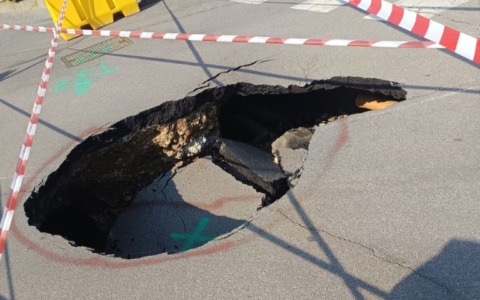 Lurano, si apre una voragine in strada all’incrocio tra via San Lino e via Papa Giovanni XXIII
