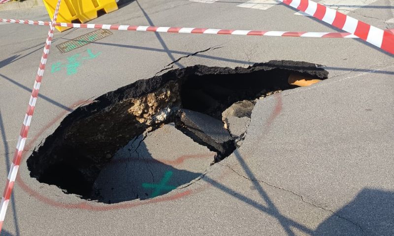 Lurano, si apre una voragine in strada all’incrocio tra via San Lino e via Papa Giovanni XXIII