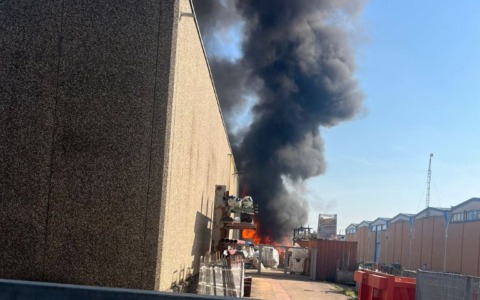 Brucia il materiale nel cortile, pompieri in azione in un’azienda di via Vienna