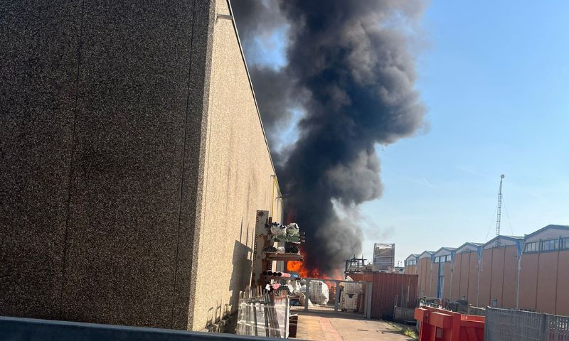 Brucia il materiale nel cortile, pompieri in azione in un’azienda di via Vienna