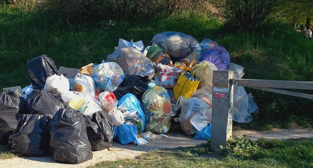 Rifiuti e inciviltà sul Serio: la Pasquetta lascia il segno