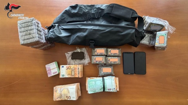 Compra 4 chili di hashish sotto gli occhi dei carabinieri, due arresti a Dovera