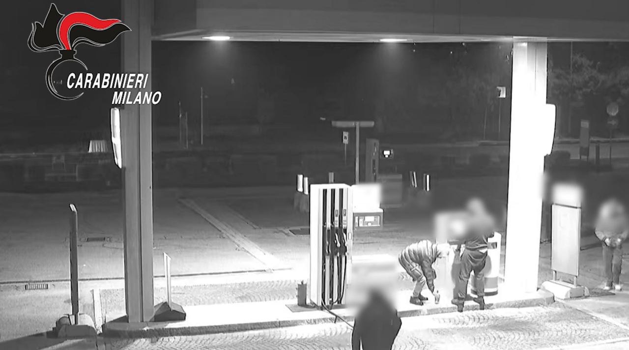 Lanciarono “molotov” contro la caserma la notte di Capodanno: arrestati cinque minori