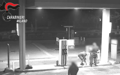 Lanciarono “molotov” contro la caserma la notte di Capodanno: arrestati cinque minori