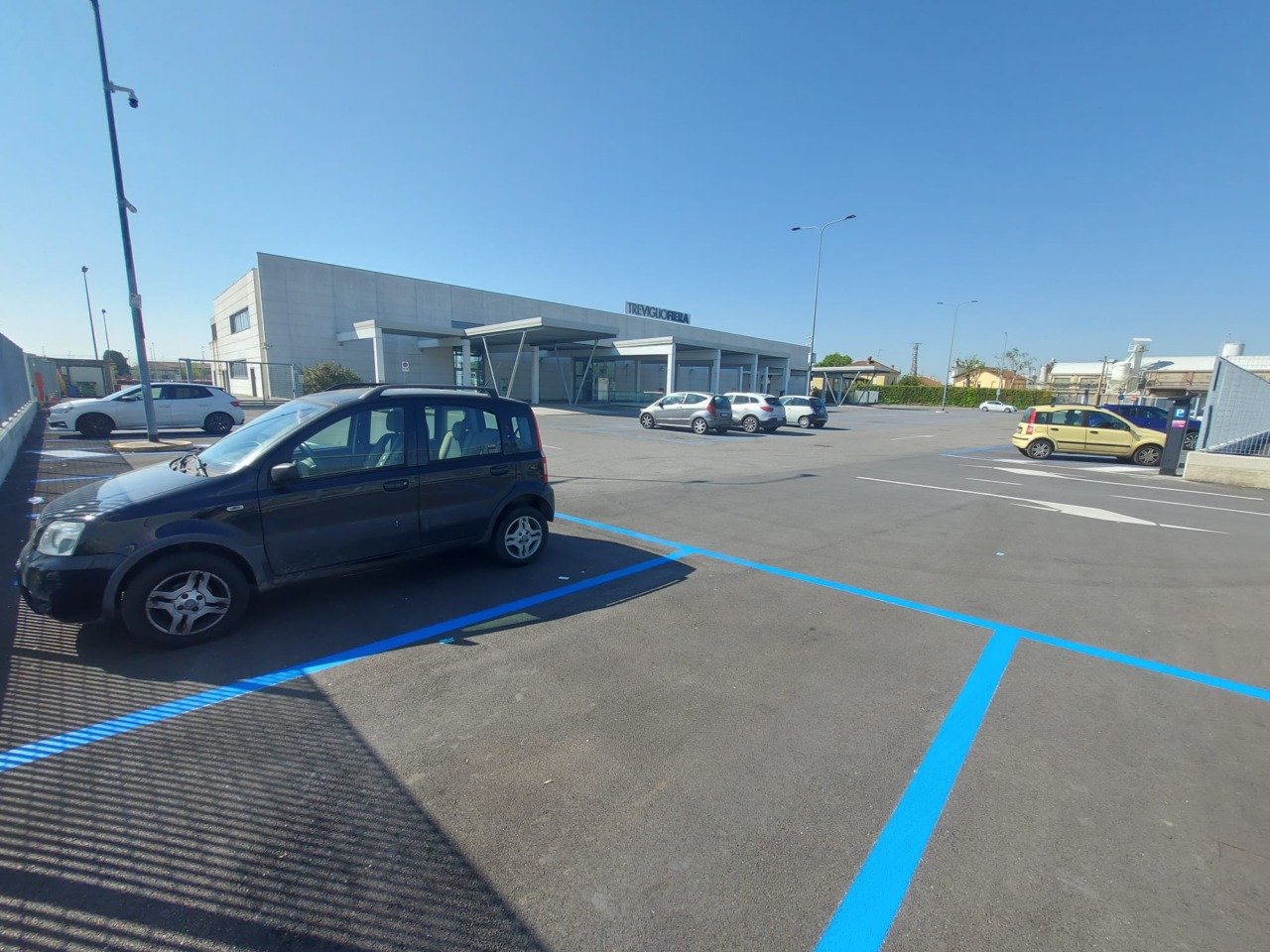 Parcheggio per i pendolari a pagamento a Treviglio, si infiamma la polemica sui social