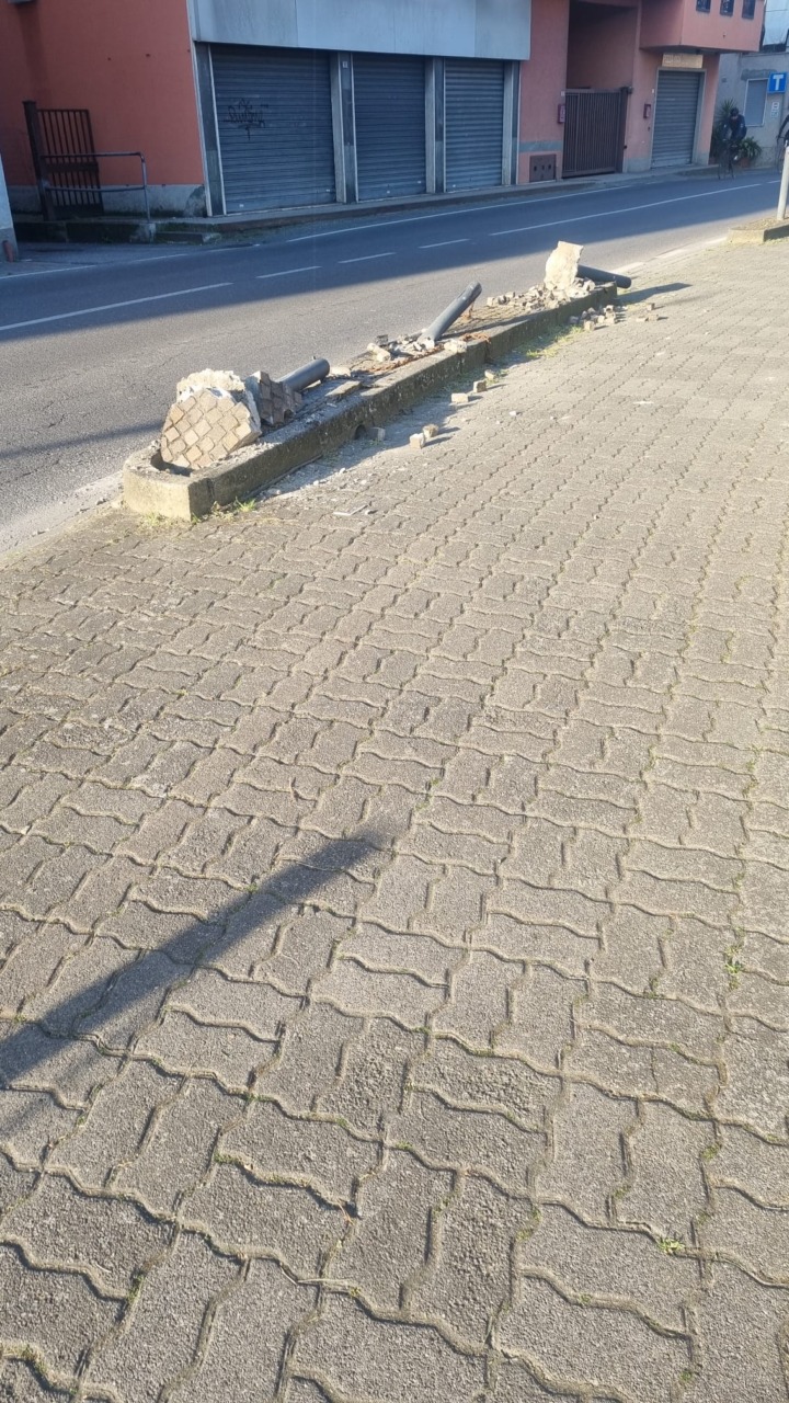 Un colpo di sonno causa l’ennesimo “strike” tra via Locatelli e via Umberto I